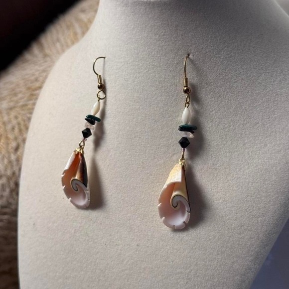Handmade Shell Drop Earrings Gold Tone Spiral Cone Shell Mother of Pearl Beads - Picture 3 of 8